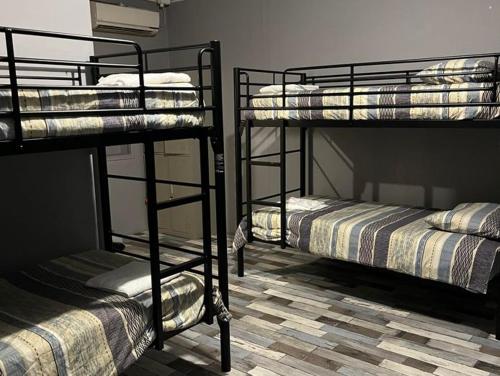 ミルデューラにあるSunraysia Staysの二段ベッド2組が備わる客室で、