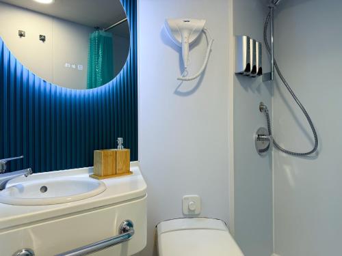 ein Badezimmer mit Waschbecken und Spiegel in der Unterkunft Ritrella Floating Hotel in Male City