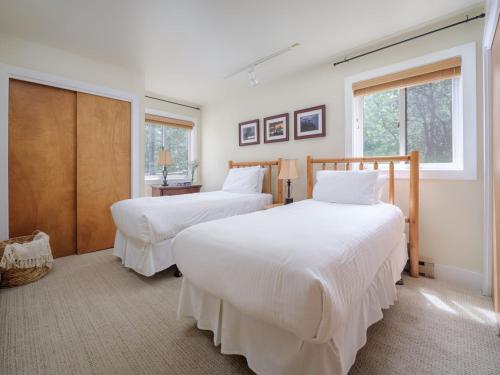 Кровать или кровати в номере RMR: Sleeping Indian West 4 Condo in Teton Village