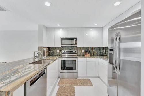 Η κουζίνα ή μικρή κουζίνα στο Waterfront Two-Bedroom Townhome with Canal View