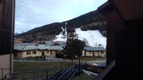 Blick auf ein Skigebiet mit einer Skipiste in der Unterkunft Gentianes 6 in La Norma