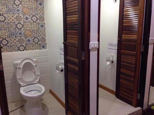 a bathroom with a toilet in a room at Dhub Hostel Donmueng in Bangkok