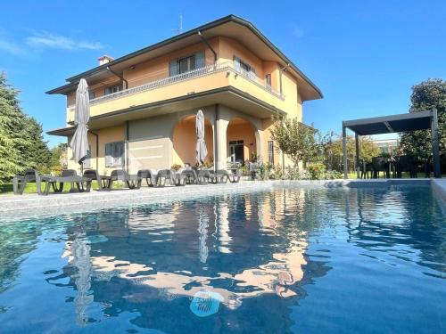 Villa 1 في كاسانو دي أدا: فيلا بمسبح امام بيت