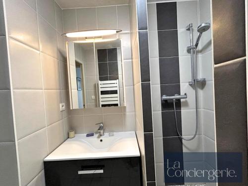 een badkamer met wastafel en douche bij L'Atelier 6 - Poitiers in Mignaloux-Beauvoir