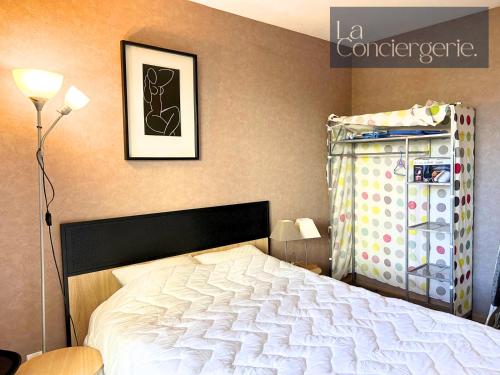 een slaapkamer met een wit bed en een dressoir bij L'Atelier 6 - Poitiers in Mignaloux-Beauvoir