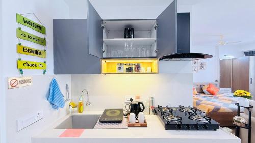 een keuken met een fornuis en een aanrechtblad bij Airport Oasis Near Pune Airport Symbiosis College in Pune