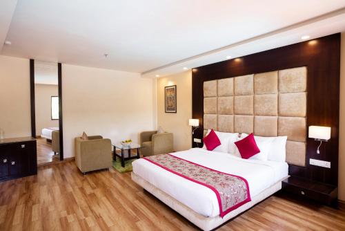 Postel nebo postele na pokoji v ubytování The Cozy Couple Villa DHA