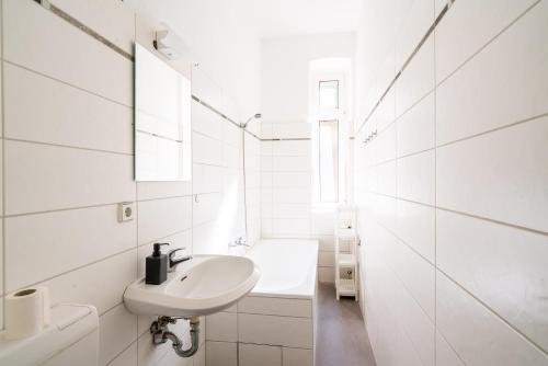 a white bathroom with a sink and a toilet at Apt Silizium 3 Zimmer Monteurwohnung zentral in Fürstenwalde