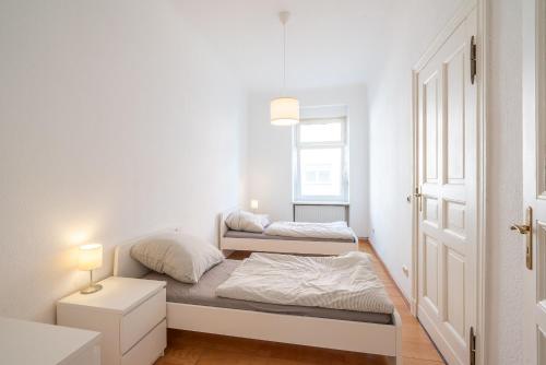 a small room with two beds and a window at Apt Silizium 3 Zimmer Monteurwohnung zentral in Fürstenwalde