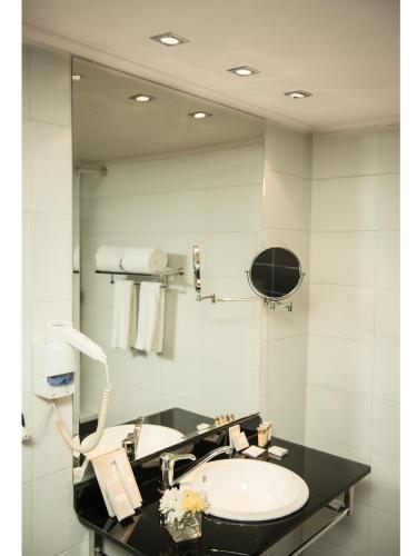Bilik mandi di Cherry Maryski Hotel