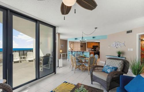 Istumisnurk majutusasutuses Beachfront Three-Bedroom Condo with Ocean Views