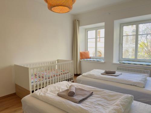 ミルシュタットにあるUrlaubsnest Millstatt Ferienwohnung perfekt für Freunde und Familieのベッドルーム1室(ツインベッド2台、窓2つ付)