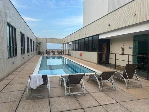 ein Schwimmbad auf dem Dach eines Gebäudes in der Unterkunft Flat Comfort Suíte Taguatinga - Sauna, Piscina e Academia - Propriedade Particular 812 in Brasilia