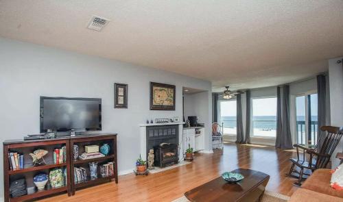 TV/trung tâm giải trí tại Gulf-Front Two-Bedroom Condo with Panoramic Views