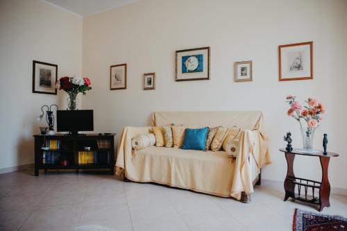 Una sala de estar con un sofá y un televisor. en La casa del sole, en Molfetta