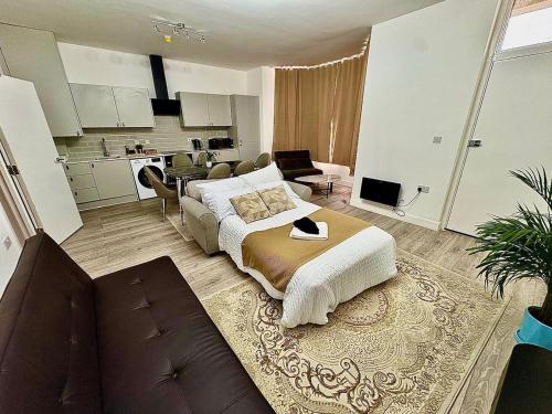 ein Schlafzimmer mit großem Bett und eine Küche in der Unterkunft Luxury Apartment with Grand Living Space London in London