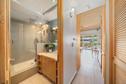カハナにあるNapili Shores H262 · NS H262 BeachFront Condo Ocean Views Pool Hの浴槽、洗面台、シャワーを備えたバスルーム