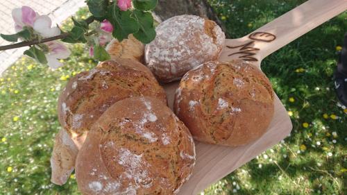 vier broden op een houten plaat bij Ferienwohnung Schmied in Ebersberg