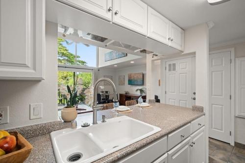 cocina con fregadero y ventana grande en Kihei Garden Estates G207 · KGE G207 Newly Updated 2BD Condo AC, en Kihei