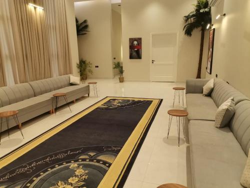a living room with a couch and a rug at شاليه ياسمين الشروق الأولى للمناسبات in Quai