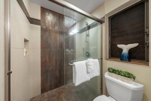 baño con ducha y aseo con puerta de cristal en Wailea Ekolu 1604 · WE 1604 Wailea 2BD Condo w AC Pool Near Beac, en Kihei