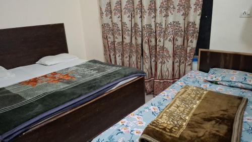 Postel nebo postele na pokoji v ubytování Hotel Kanhaiya Inn