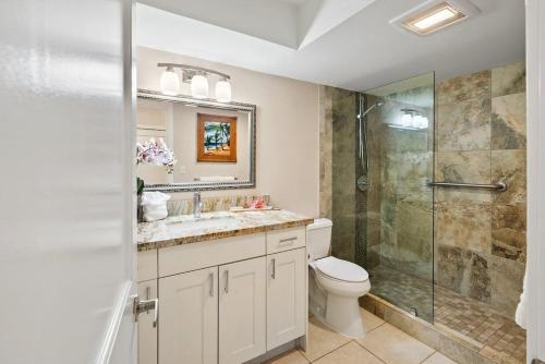 Un baño con ducha, inodoro y lavabo. en Lahaina Shores 306 · LS 306 Dream Maui Studio by the Beach Pool, en Wainee