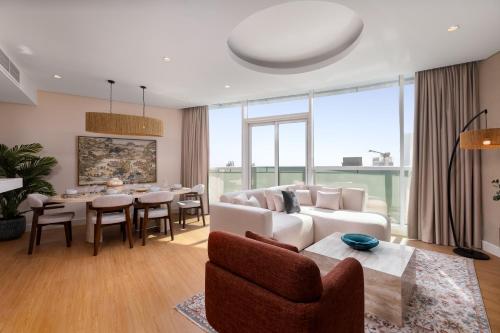 Maison Privee - Dazzling Downtown Retreat with Panoramic City Views