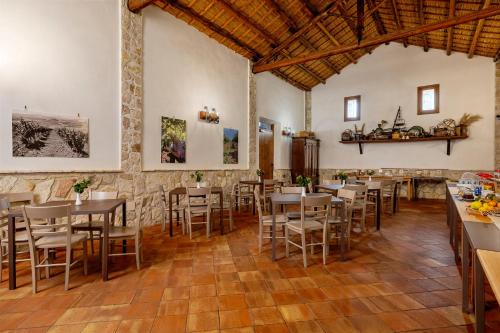 a restaurant with tables and chairs in a room at Agriturismo Vultaggio in Guarrato