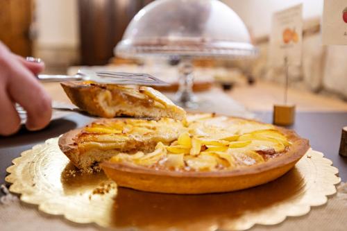 a plate with a pizza on a table at Agriturismo Vultaggio in Guarrato