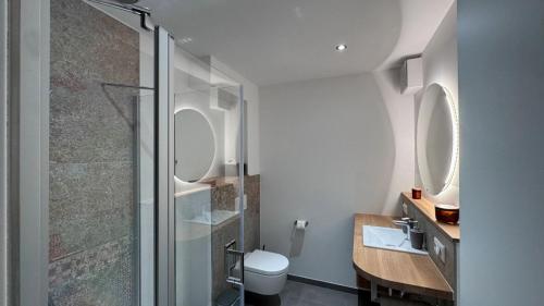KagelbuschにあるBreeze Ferienwohnungのシャワー、トイレ、洗面台を備えたバスルーム