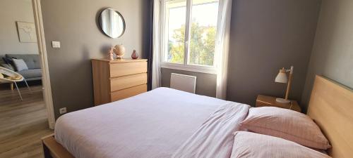 a bedroom with a white bed and a window at Appartement moderne de 54 m, 2 chambres in La Seyne-sur-Mer