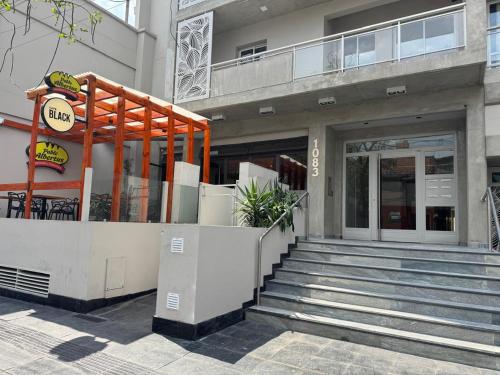 een gebouw met een trap voor een gebouw bij Apartamento AVITA - Centro in San Miguel de Tucumán