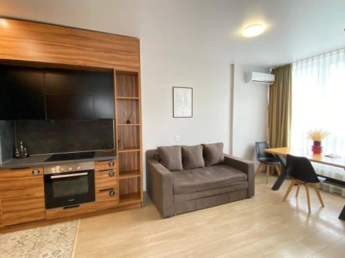 Μια τηλεόραση ή/και κέντρο ψυχαγωγίας στο Nyvky Like Home - Good Apartment 50 з балконом