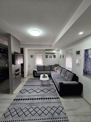 una sala de estar con un sofá y una mesa en Mostar Luxury Apartment, en Mostar