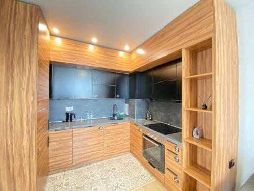 Η κουζίνα ή μικρή κουζίνα στο Nyvky Like Home - Good Apartment 50 з балконом