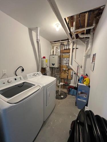 a laundry room with a washer and dryer at Chalet Montelago in The Hideout in Lake Ariel