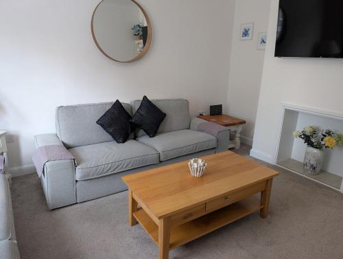 滨海戈尔斯顿Cosy Pet Friendly Holiday House in Gorleston - five minutes to beach的带沙发和咖啡桌的客厅