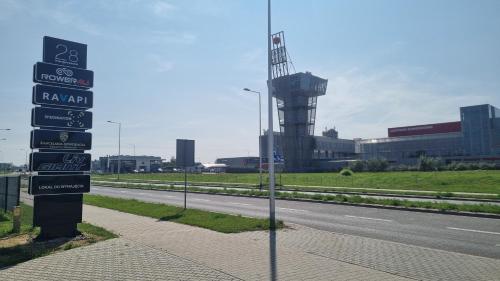 a street sign on the side of a road at Apartament KONGRESOWA VIEW in Kielce