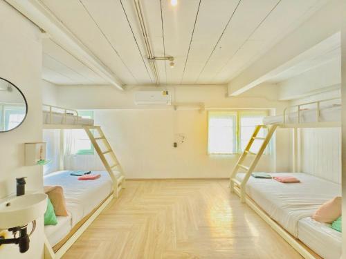 Postel nebo postele na pokoji v ubytování Bangkok Group Bunk Hotel Khaosan