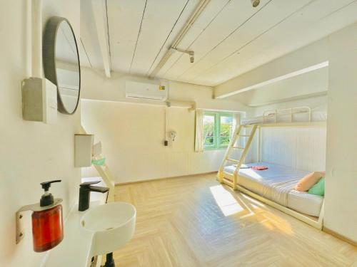 Koupelna v ubytování Bangkok Group Bunk Hotel Khaosan