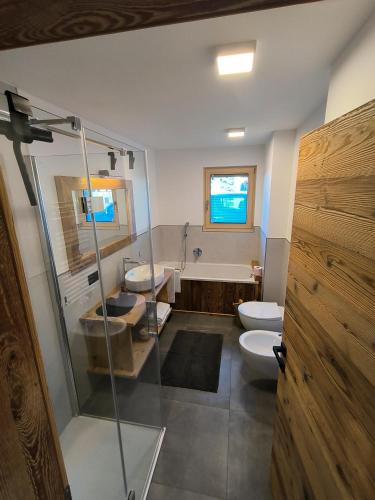 a bathroom with two toilets and a bath tub at Cesa Pattis in Campestrin