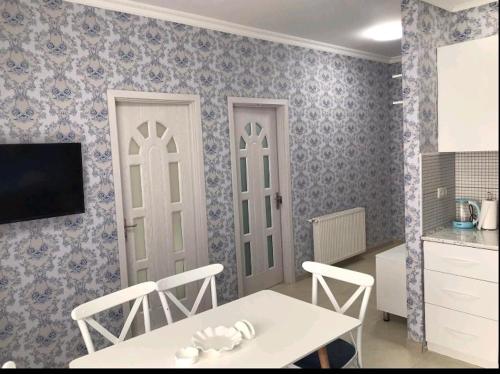 comedor con mesa y 2 puertas en apart hotel at sea, en Itʼkhvisi