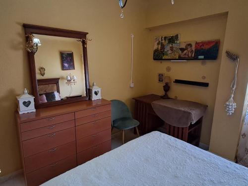 1 dormitorio con tocador, espejo y lavamanos en Old wall House, en Olula del Río