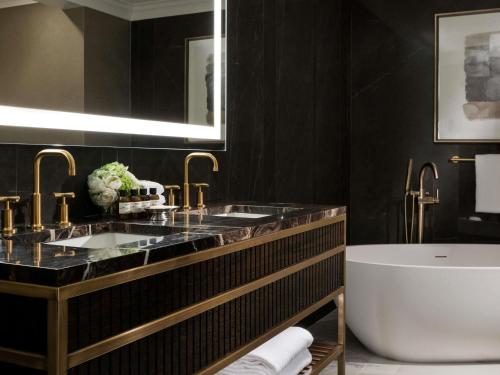 une salle de bain avec deux lavabos et une baignoire dans l'établissement Fairmont Hotel Vancouver, à Vancouver