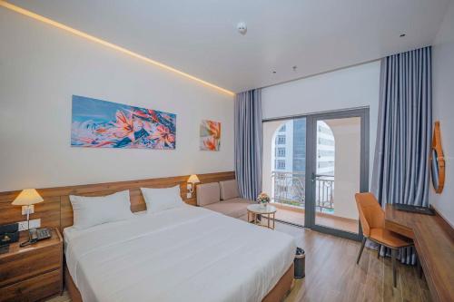 เตียงในห้องที่ RosaLie Quảng Bình Hotel