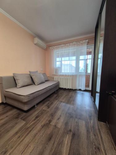 敖德萨Frantsuzky Bulvar 22А, клиника Филатова的带沙发和大窗户的客厅