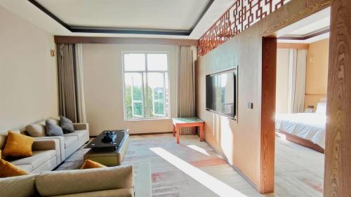 TV a/nebo společenská místnost v ubytování 鸿业远图酒店