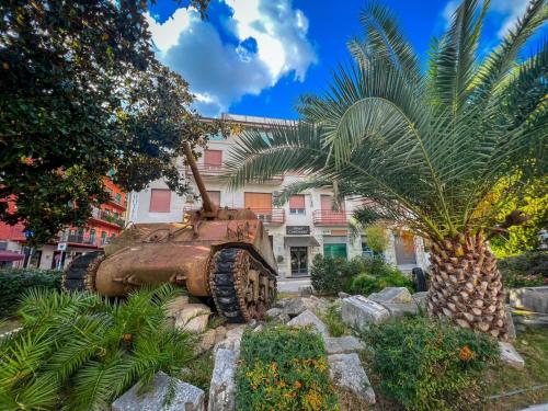 eine Statue eines Bulldozers vor einer Palme in der Unterkunft Hotel Continental Cassino in Cassino