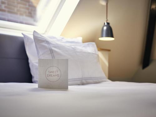 Giường trong phòng chung tại Swissôtel Amsterdam